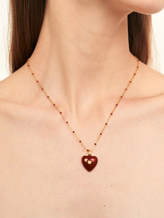 Collier vintage en forme de cœur rouge