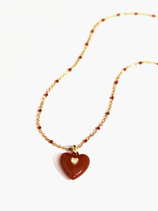 Collier vintage en forme de cœur rouge