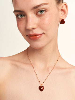 Collier vintage en forme de cœur rouge