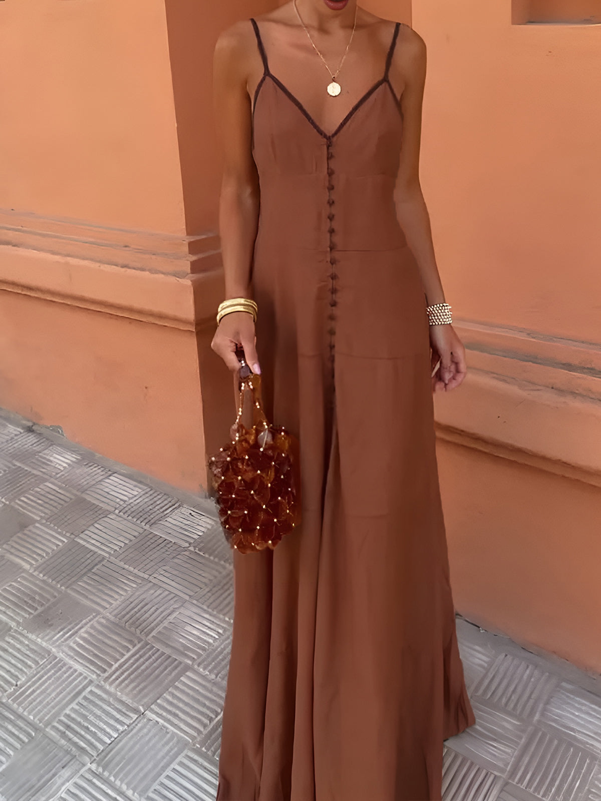 Robe longue à bretelles spaghetti avec boutons contrastants