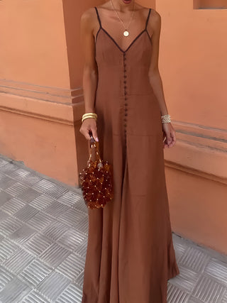 Robe longue à bretelles spaghetti avec boutons contrastants